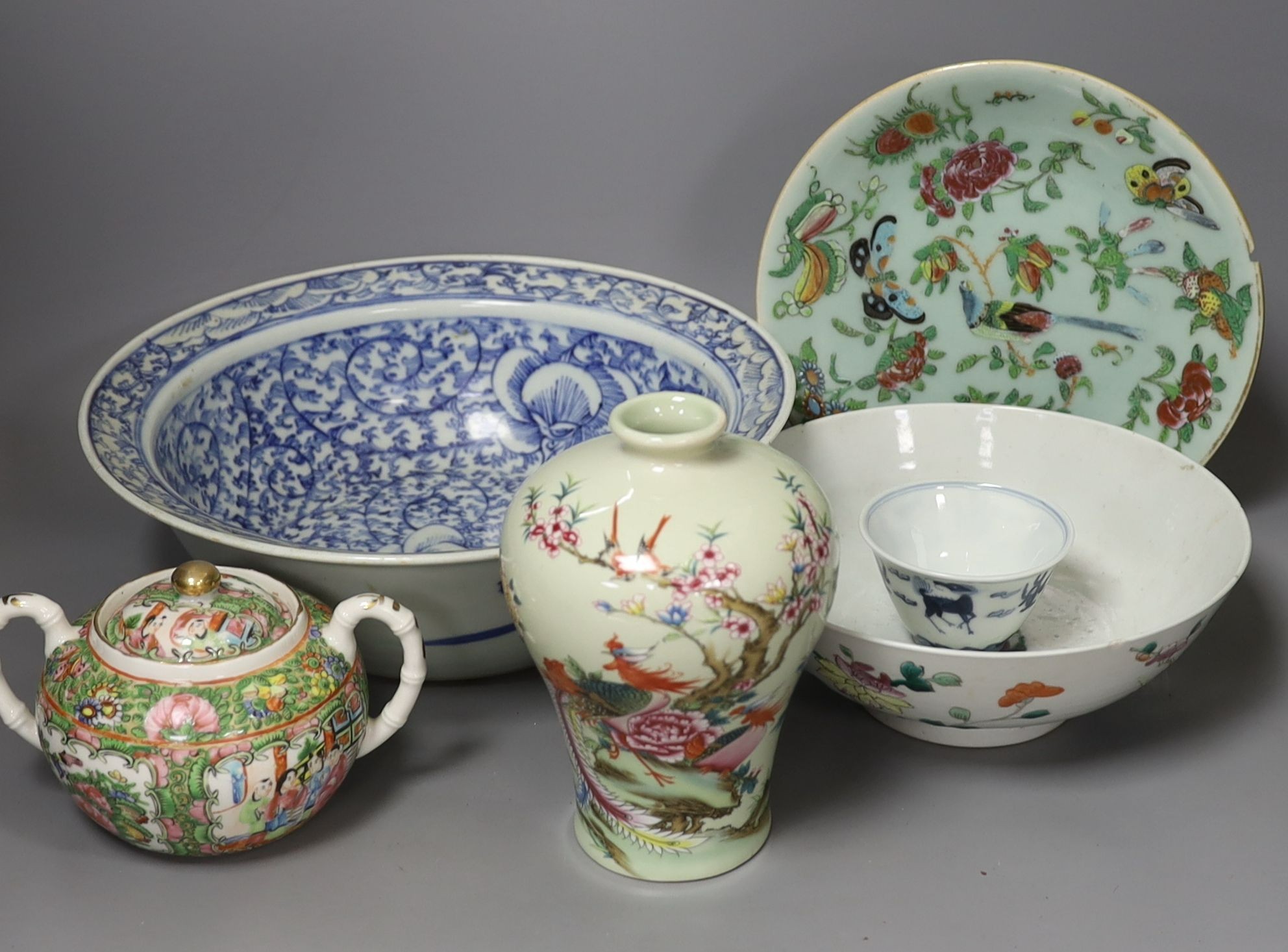 A Chinese famille rose plate and an assortment of four other Chinese ceramics and a wash basin (6)